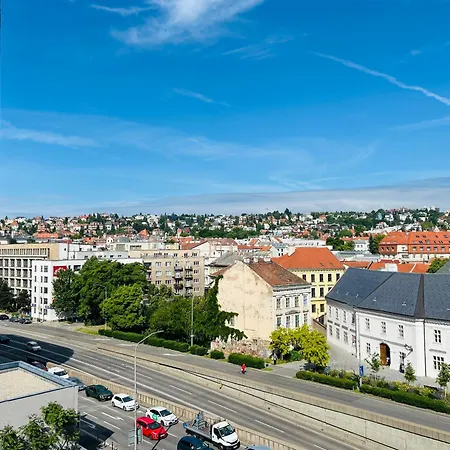 Happy Blue Downtown Center アパート